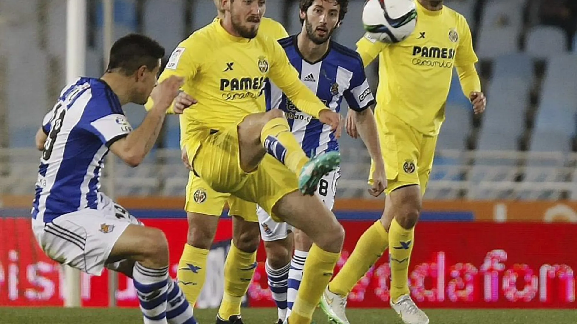 El defensa de la Real Sociedad Yuri Berchiche lucha el balón con Moi Gómez , del Villarreal