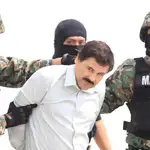 Militares mexicanos llevan a Joaquín &quot;El Chapo&quot;Guzmán (c), detenido esta madrugada en el puerto turístico de Mazatlán (México).