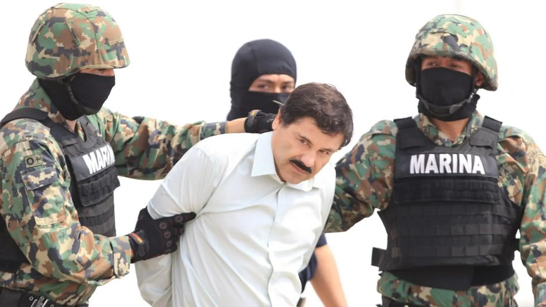 Militares mexicanos llevan a Joaquín "El Chapo"Guzmán (c), detenido esta madrugada en el puerto turístico de Mazatlán (México).