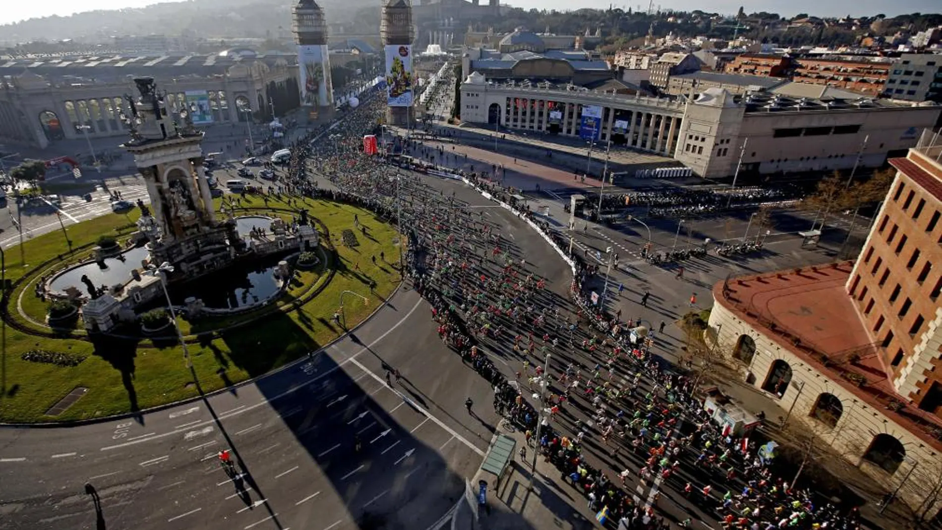 Salida de la trigésimo cuarta edición del Maratón de Barcelona, en la que participan 17.830 atletas de 87 países, lo que la sitúa entre las cinco 'grandes' de Europa, el año pasado