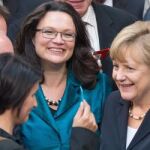 Angela Merkel y la ministra socialdemócrata de Empleo, Andrea Nahles, en el centro, tras aprobarse la implantación de un salario mínimo en Alemania esta semana.