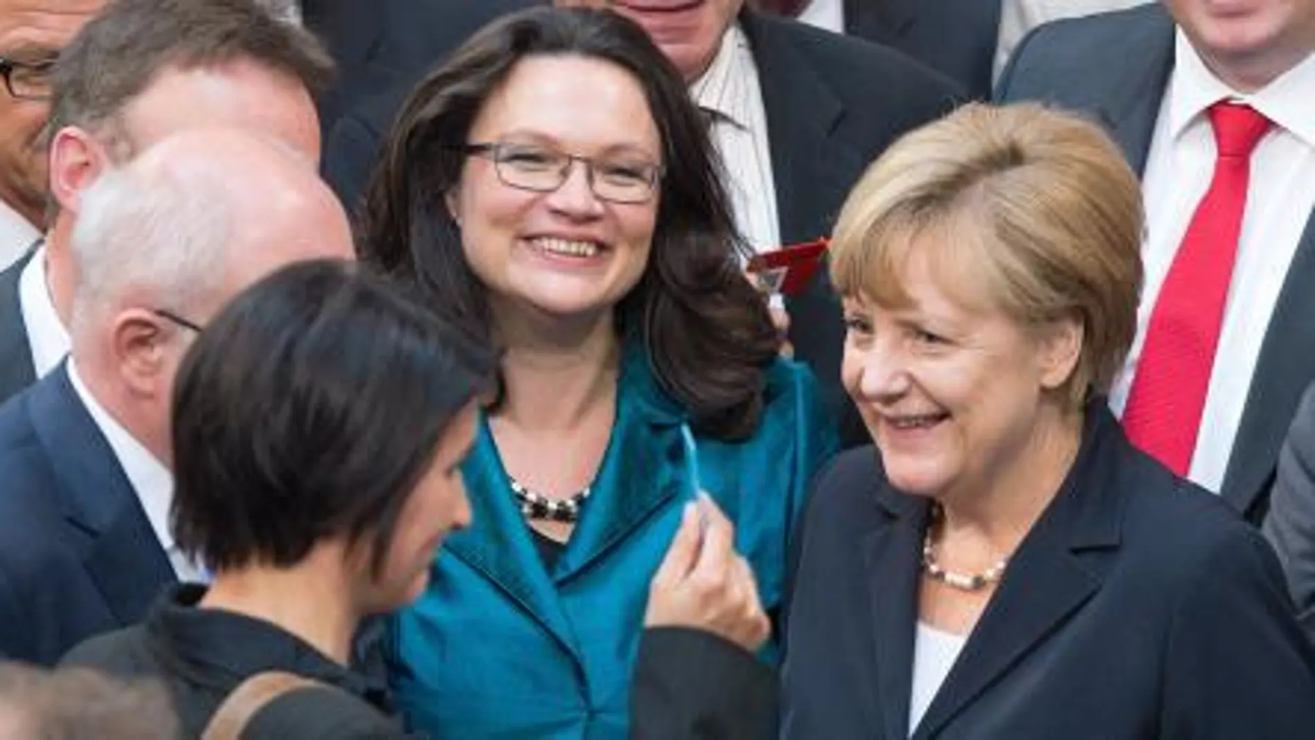 Angela Merkel y la ministra socialdemócrata de Empleo, Andrea Nahles, en el centro, tras aprobarse la implantación de un salario mínimo en Alemania esta semana.