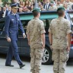 El rey ha asistido en Murcia al funeral de un compañero de la Academia General del Aire fallecido a los 46 años a causa de una enfermedad.