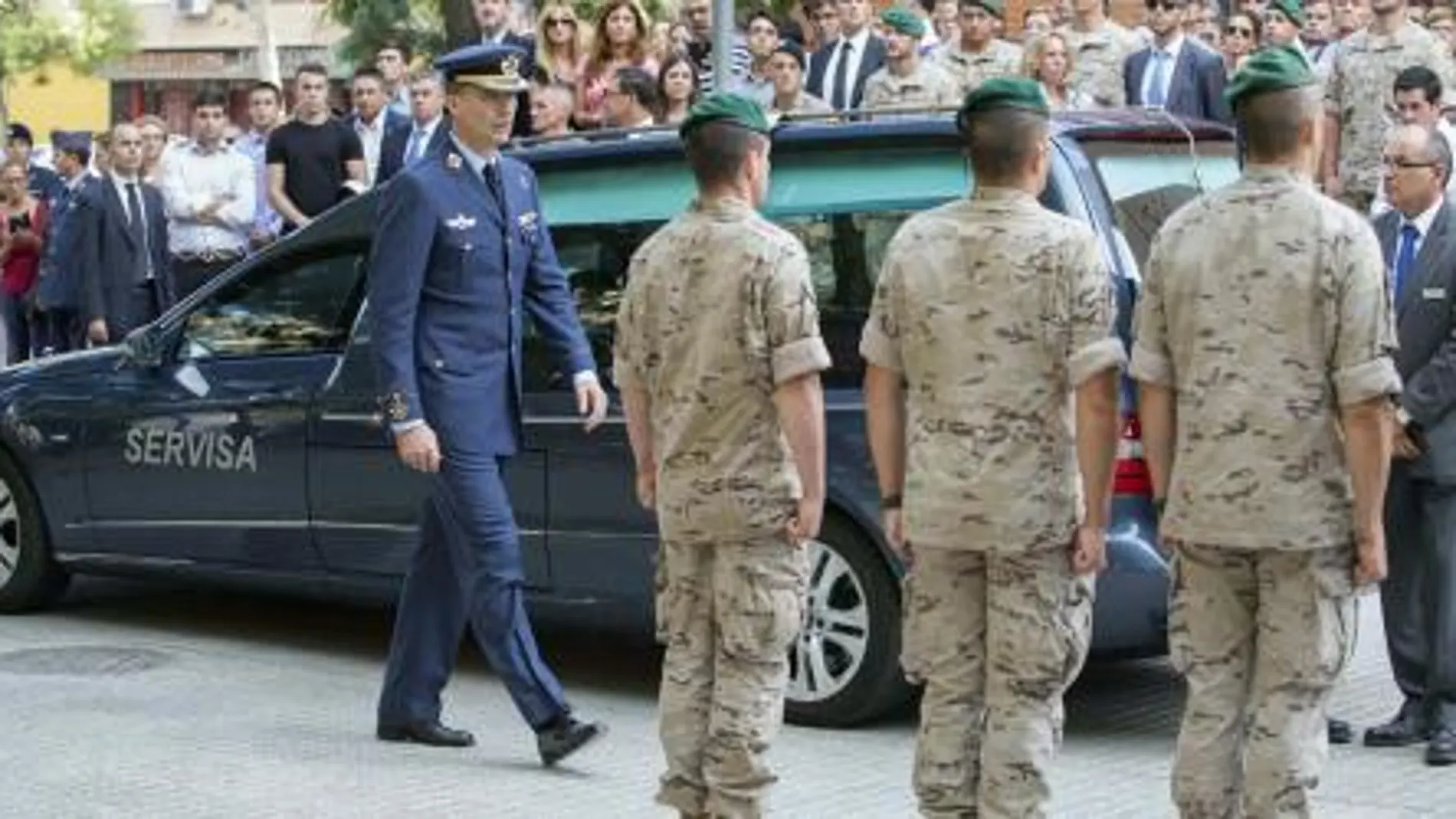 El rey ha asistido en Murcia al funeral de un compañero de la Academia General del Aire fallecido a los 46 años a causa de una enfermedad.