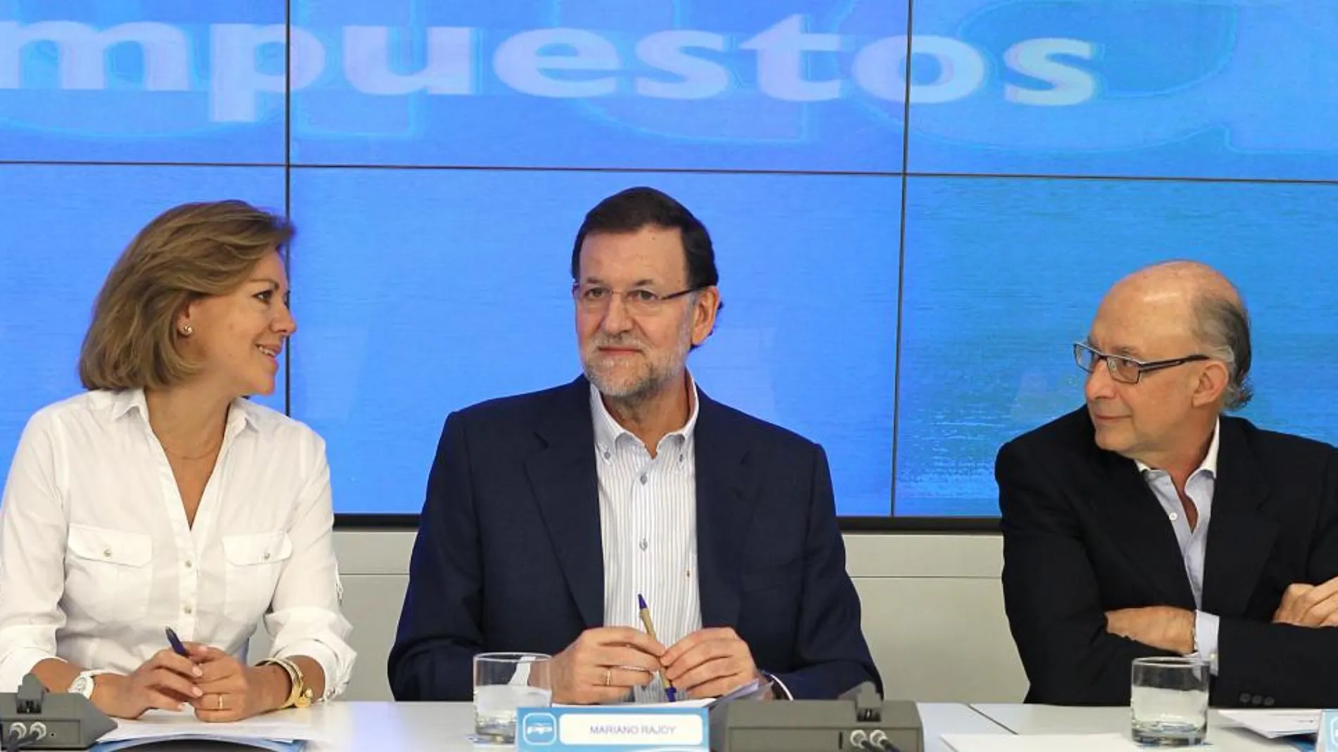 El jefe del Ejecutivo, Mariano Rajoy junto a la secretaria general del PP, Maria Dolores de Cospedal, y el ministro de Hacienda, Cristóbal Montoro, al inicio de la reunión