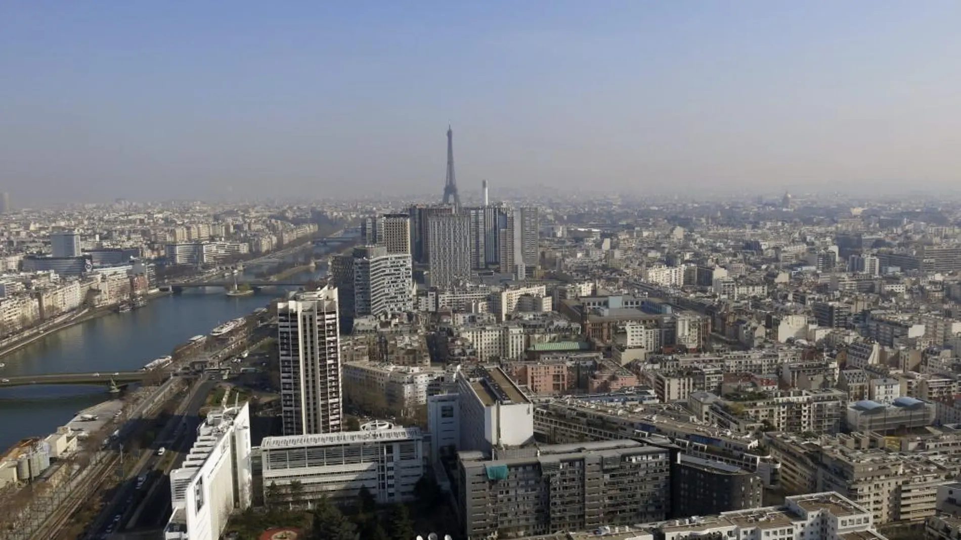 Solo los coches con matrícula impar rodaban hoy en París, que vive la tercera jornada de circulación restringida de su historia