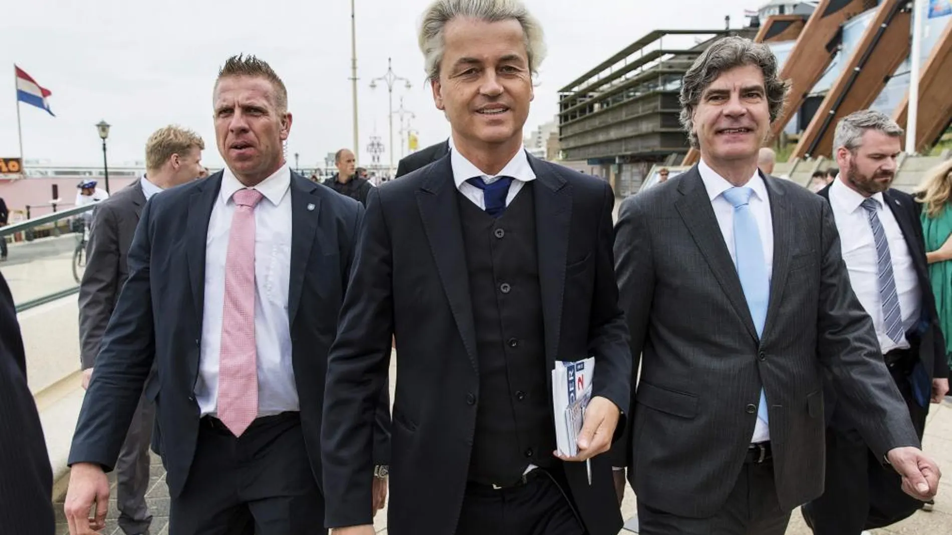 El líder del Partido de la Libertad, Geert Wilders, reparte propaganda electoral en Scheveningen (Países Bajos)