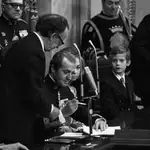 Fotografía de archivo tomada el 27 de diciembre de 1978 del Rey Juan Carlos procediendo a la sanción de la Constitución en el Congreso de los Diputados