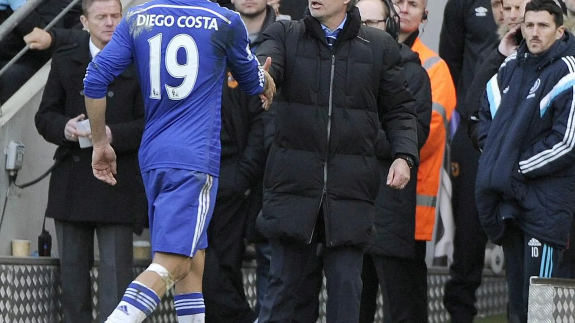 El delantero Diego Costa se retira lesionado