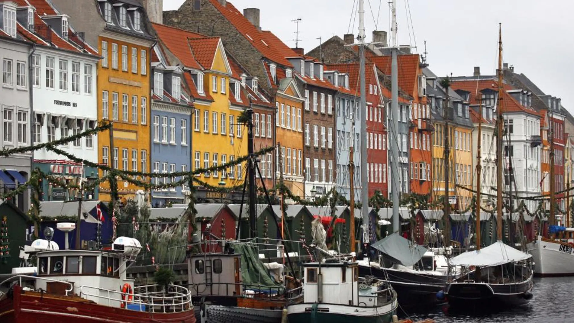 Barcos amarrados en uno de los barrios más turísticos de Copenhague
