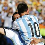 Ángel Di Maria recibe la felicitación de Messi, colaborador en el gol de la victoria argentina ante Suiza