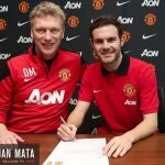 Mata ya es un «diablo rojo». Esta mañana firmó su contrato con el Manchester United