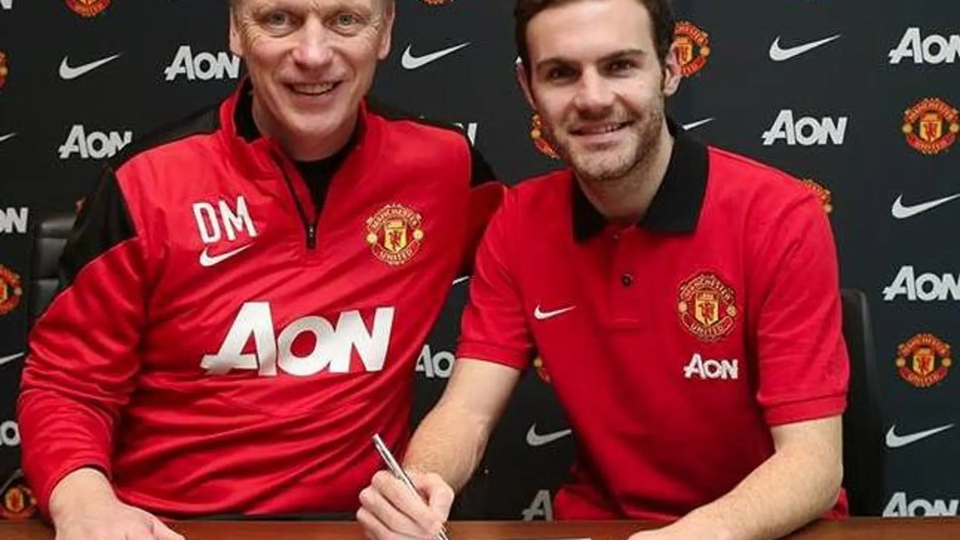 Mata ya es un «diablo rojo». Esta mañana firmó su contrato con el Manchester United
