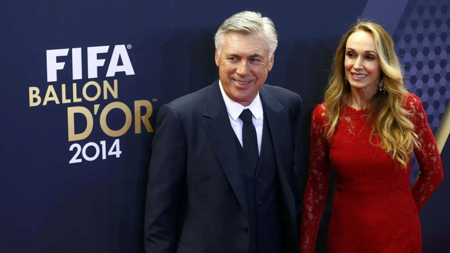 El entrenador del Real Madrid, Carlo Ancelotti, junto a su esposa, Mariann Barrena.