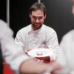 El ecochef Miguel Ángel de la Cruz muestra un plato compuesto por castaña de «mousse» de pichón con un caldo de verduras tostadas. Plato que compone esta temporada la carta de La Botica, su restaurante, situado en Matapozuelos (Valladolid)