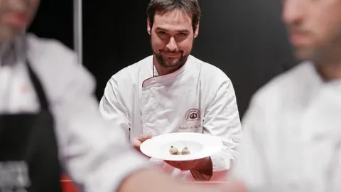 El ecochef Miguel Ángel de la Cruz muestra un plato compuesto por castaña de «mousse» de pichón con un caldo de verduras tostadas. Plato que compone esta temporada la carta de La Botica, su restaurante, situado en Matapozuelos (Valladolid)