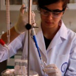 Trabajo en el laboratorio que desarrolla las nuevas pinturas