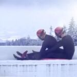 Dos deportistas cogen impulso para lanzar su trineo