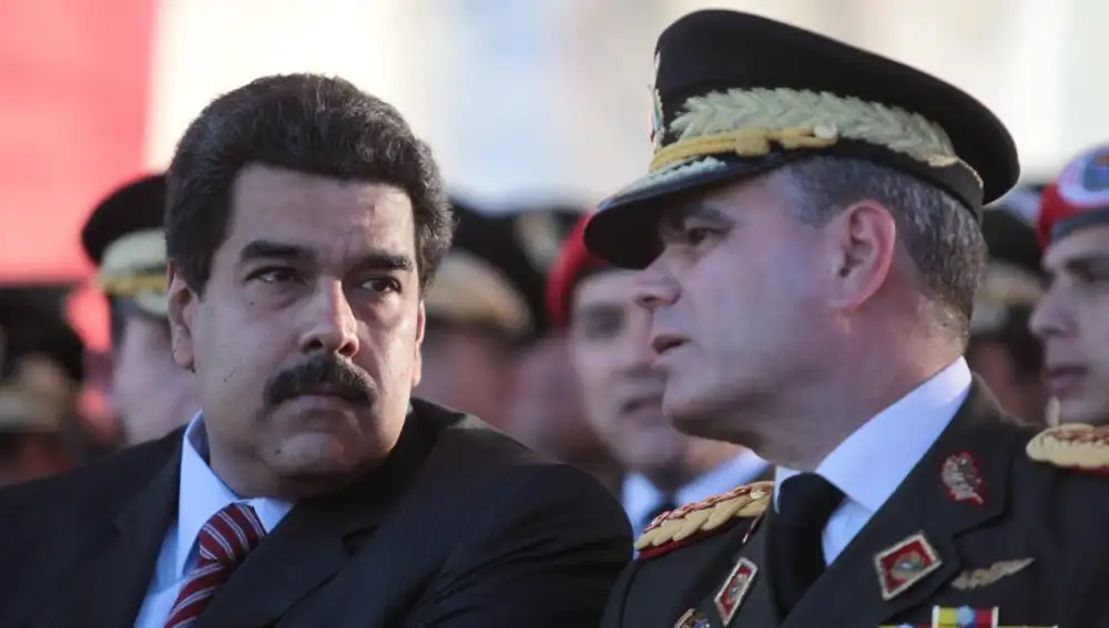 Nicolás Maduro, junto al ministro de la Defensa, Vladimir Padrino, uno de los hombres más poderosos del régimen, que suele lucir relojes de 12.000 dólares