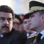 Nicolás Maduro, junto al ministro de la Defensa, Vladimir Padrino, uno de los hombres más poderosos del régimen, que suele lucir relojes de 12.000 dólares