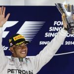 Lewis Hamilton saluda eufórico en el podio del Gran Premio de Singapur