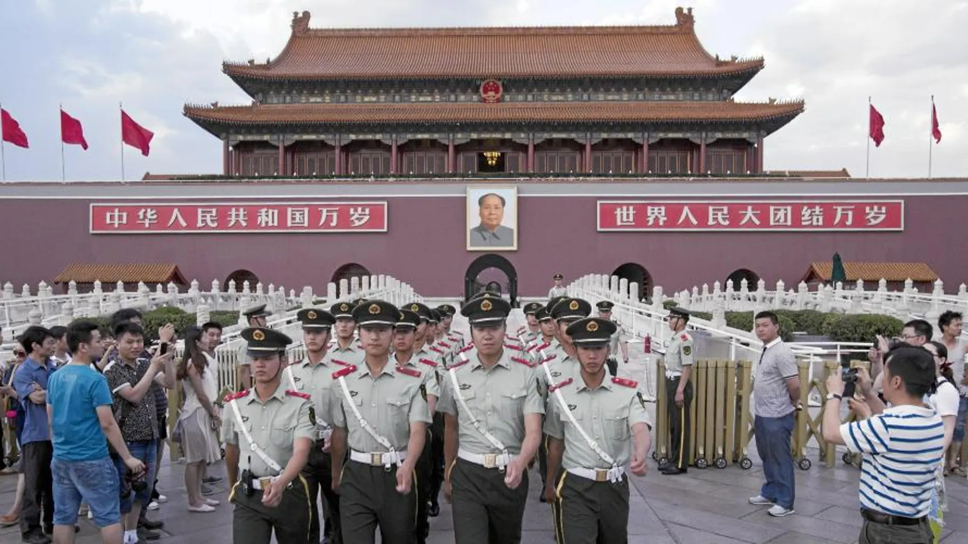 El régimen chino ha reforzado la vigilancia policial en las calles y ha detenido a opositores como parte de una operación de seguridad en la víspera del 25º aniversario de Tiananmen.