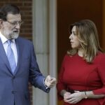Mariano Rajoy y Susana Díaz posan ayer ante los fotógrafos a la entrada del Palacio de la Moncloa