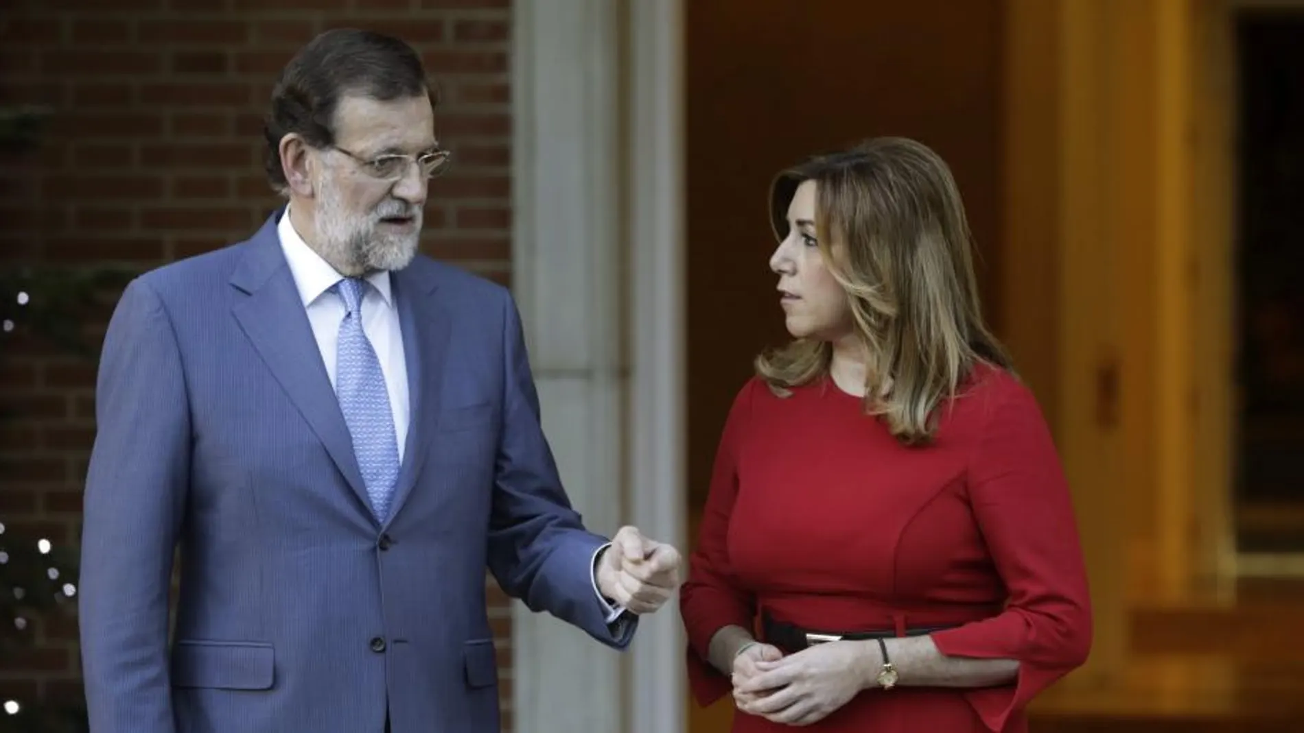 Mariano Rajoy y Susana Díaz posan ayer ante los fotógrafos a la entrada del Palacio de la Moncloa