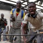 Miembros de una milicia cristiana saquean una mezquita en Bangui, capital de República Centroafricana