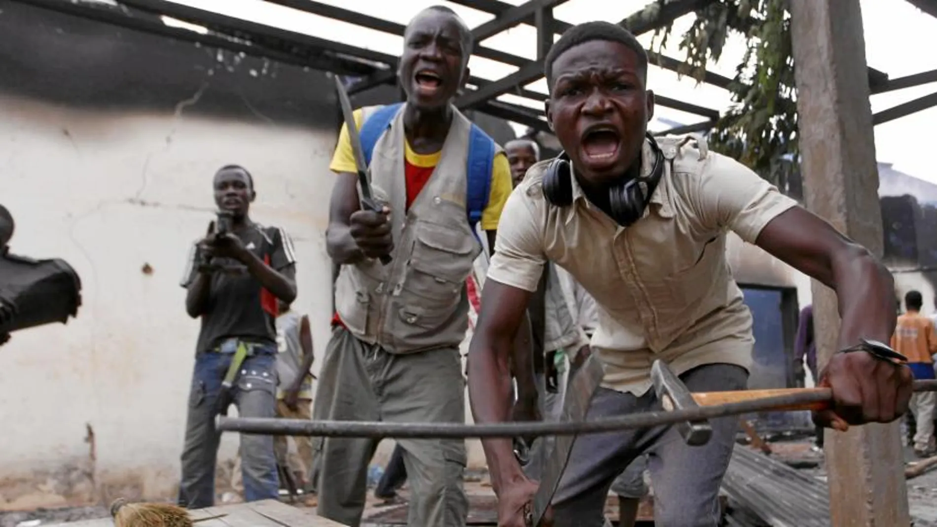 Miembros de una milicia cristiana saquean una mezquita en Bangui, capital de República Centroafricana