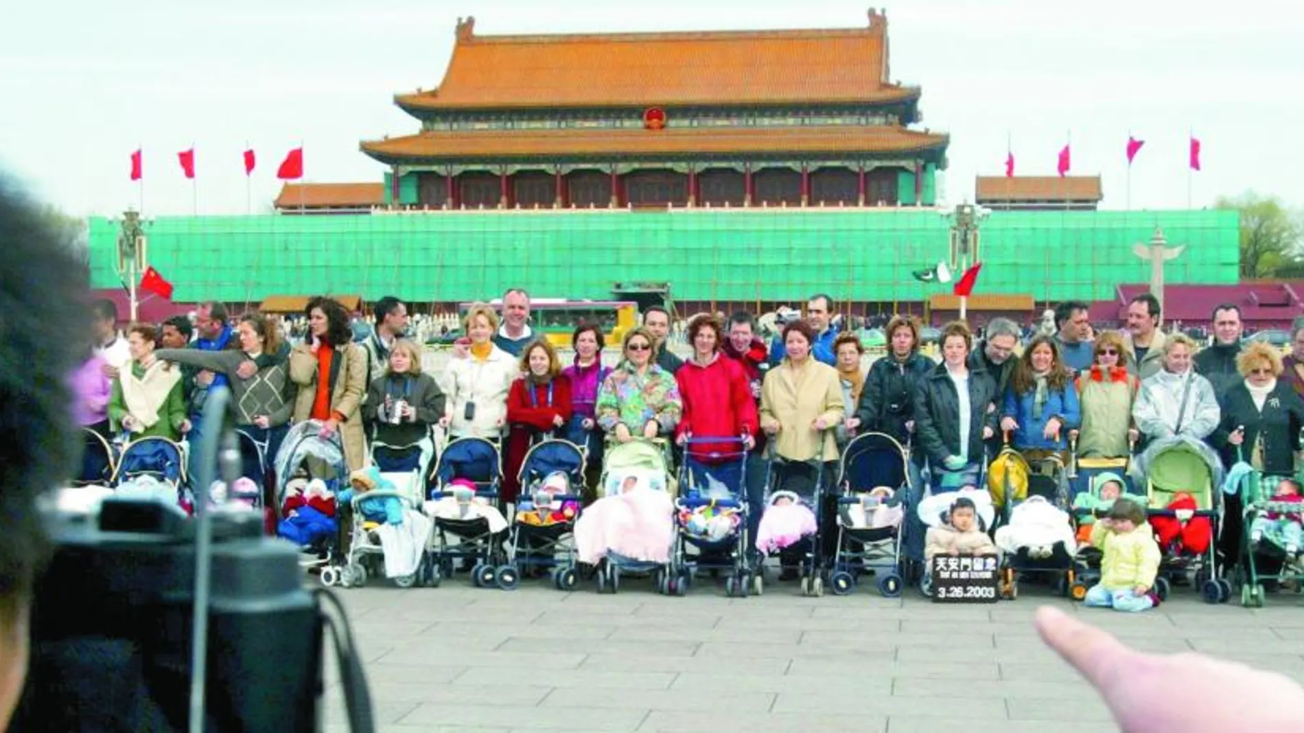 Varias familias españolas posan con sus hijos adoptados en la Plaza de Tiananmen en marzo de 2003