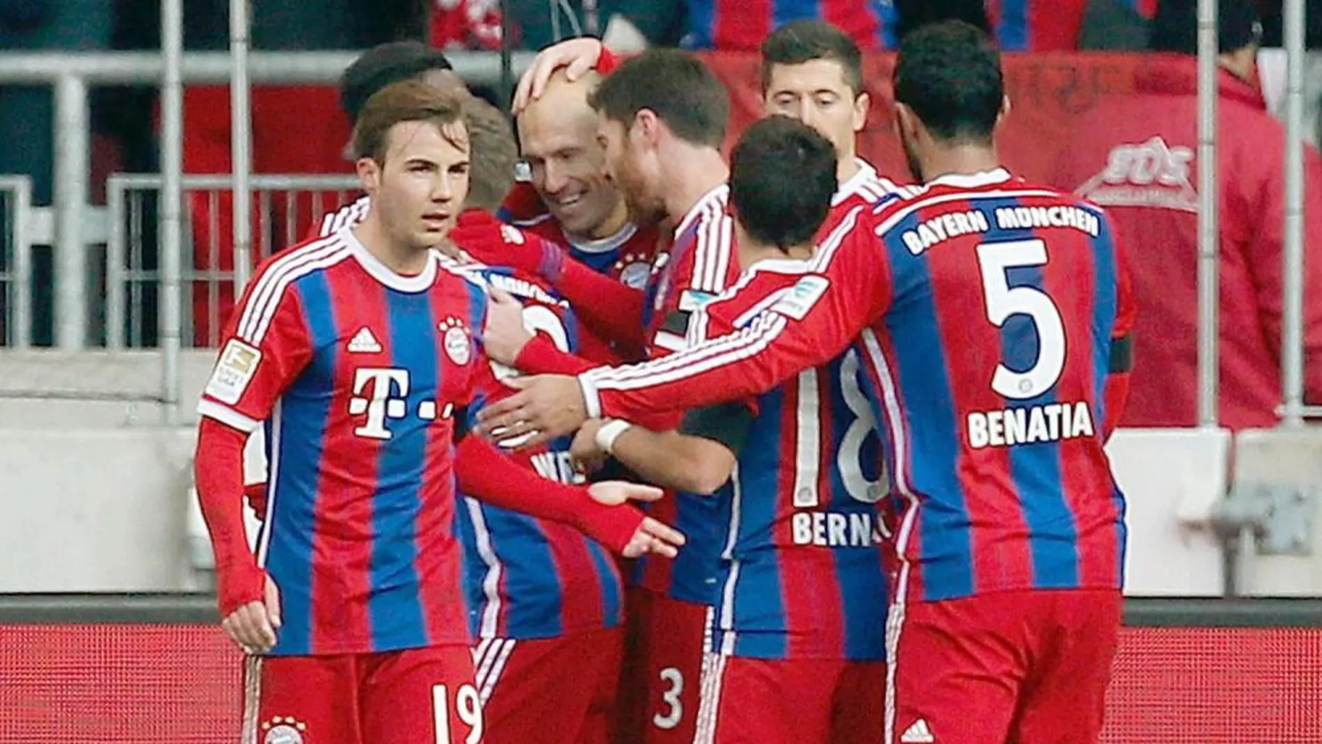 Sus compañeros abrazan a Robben tras anotar el primer gol del partido.