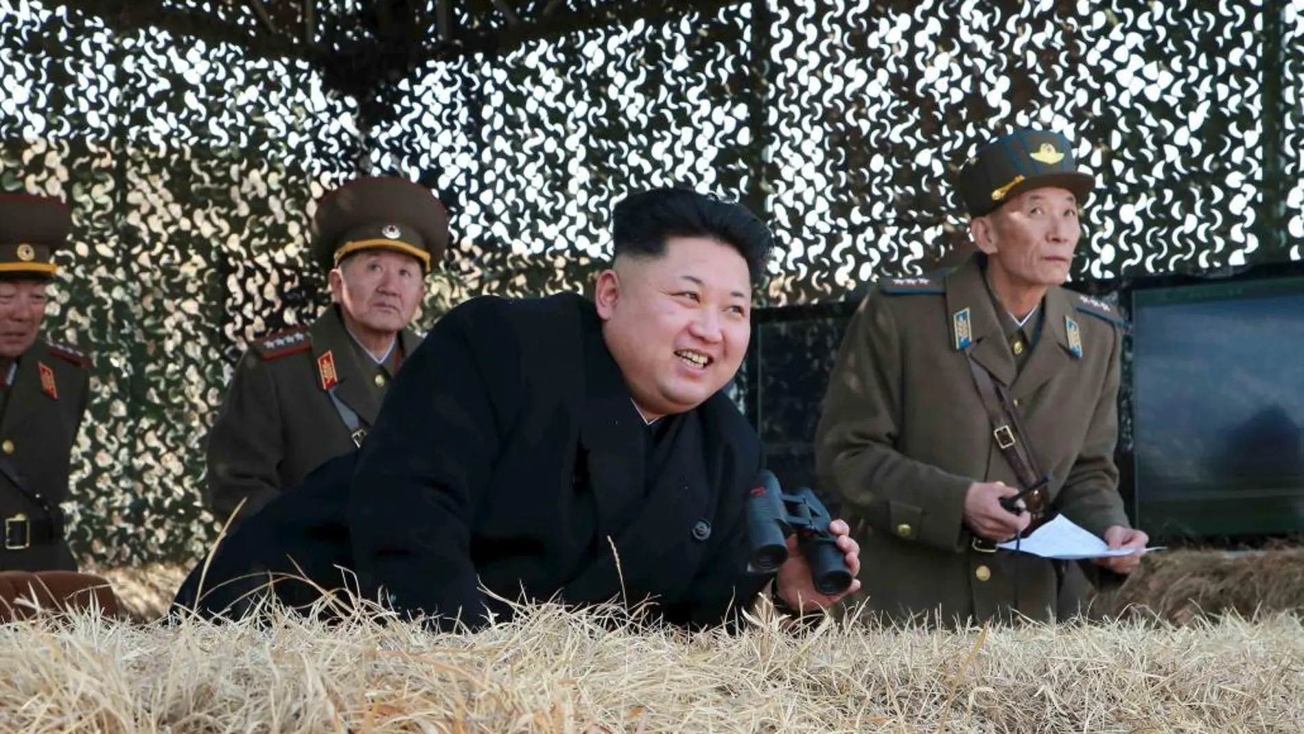 El líder norcoreano, Kim Jong Un, observa ejercicios militares