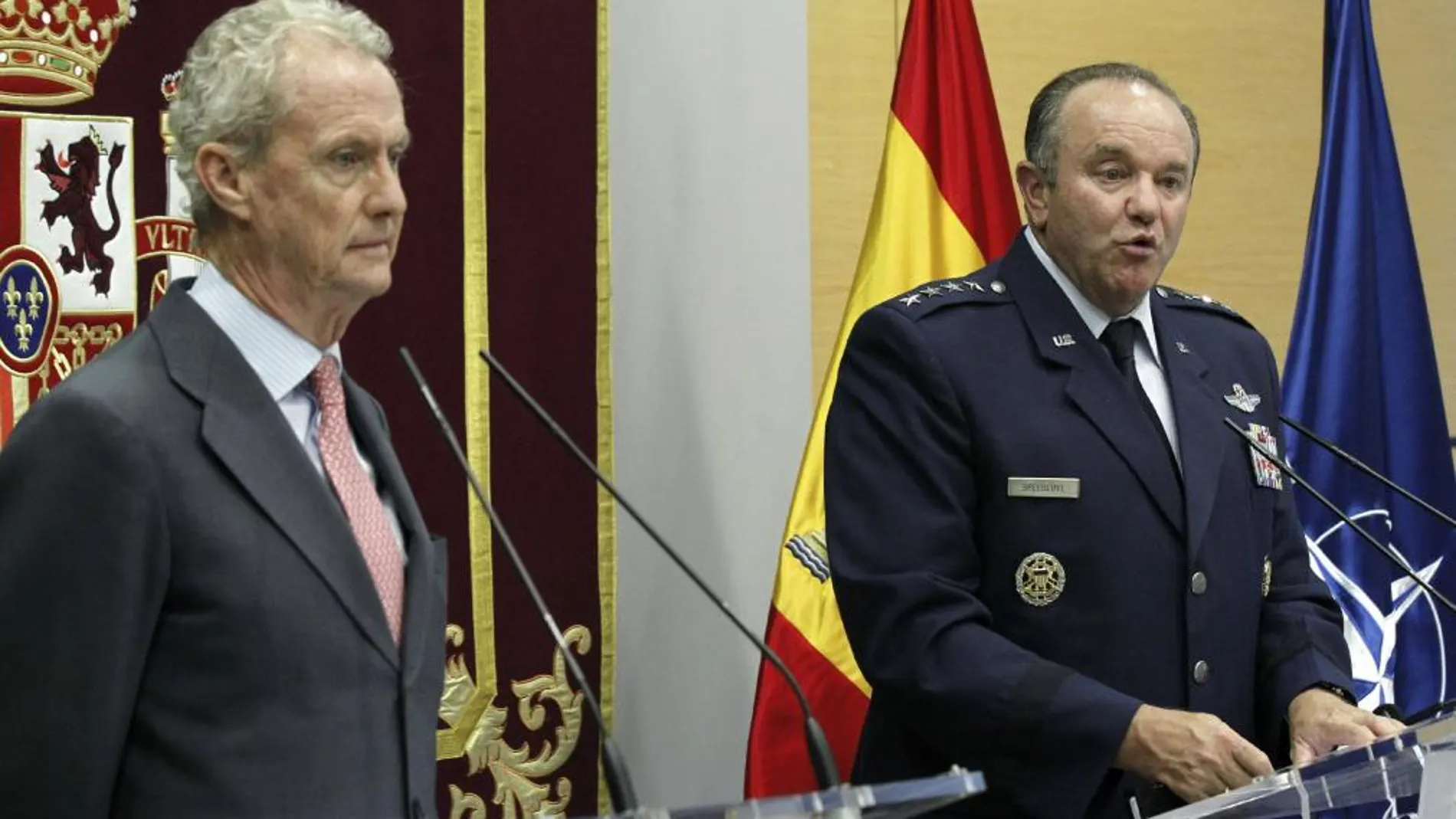 El ministro de Defensa, Pedro Morenés (i), con el Comandante Supremo Aliado en Europa (SACEUR), general Philip Breedlove en la sede del Ministerio en Madrid.