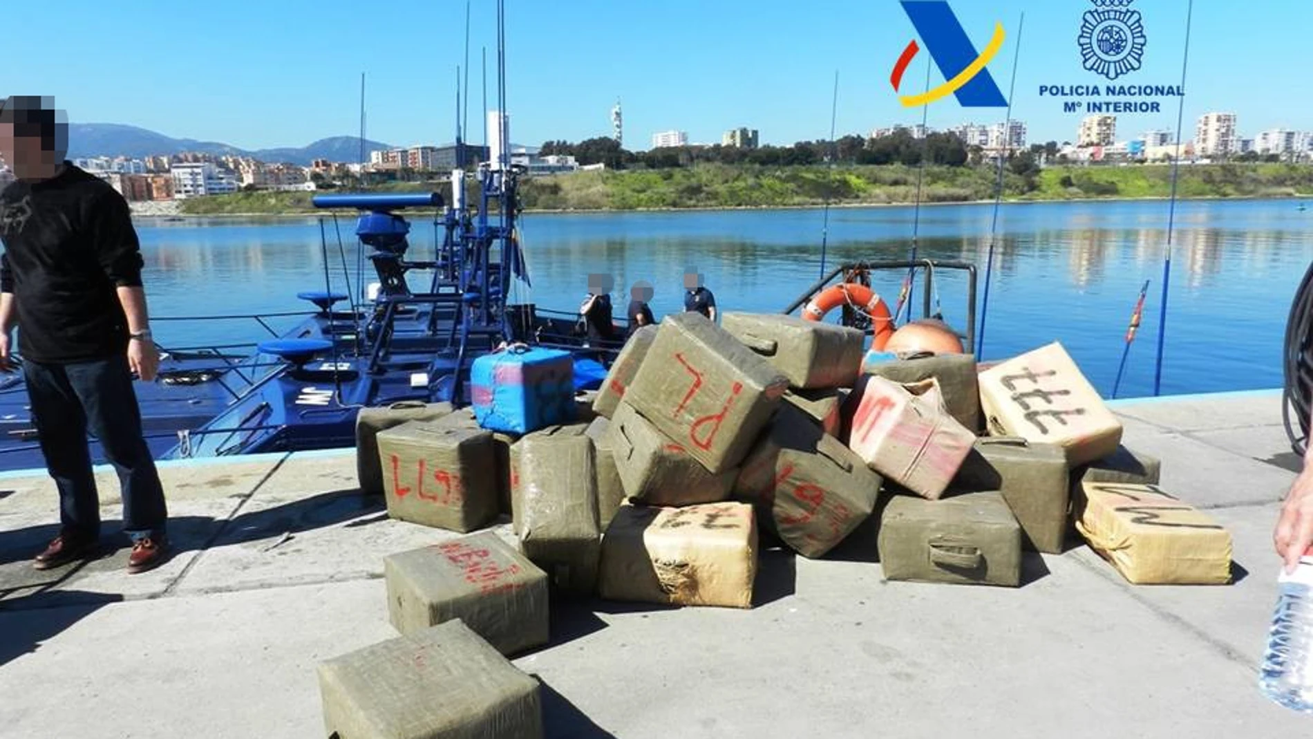 La Policía incauta una embarcación con 3.200 kilos de hachís en aguas del Estrecho