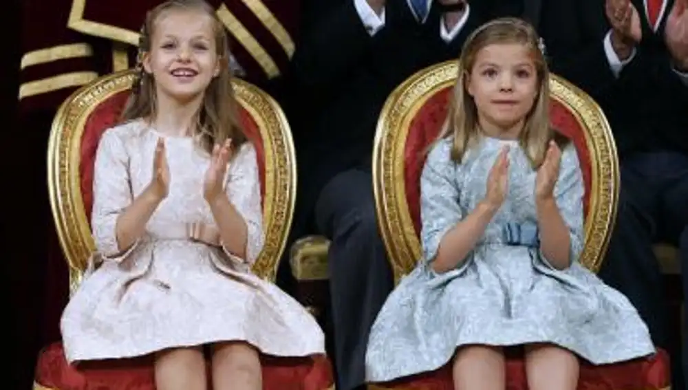 La princesa Leonor y la Infanta Sofía, durante la proclamación, en 2014