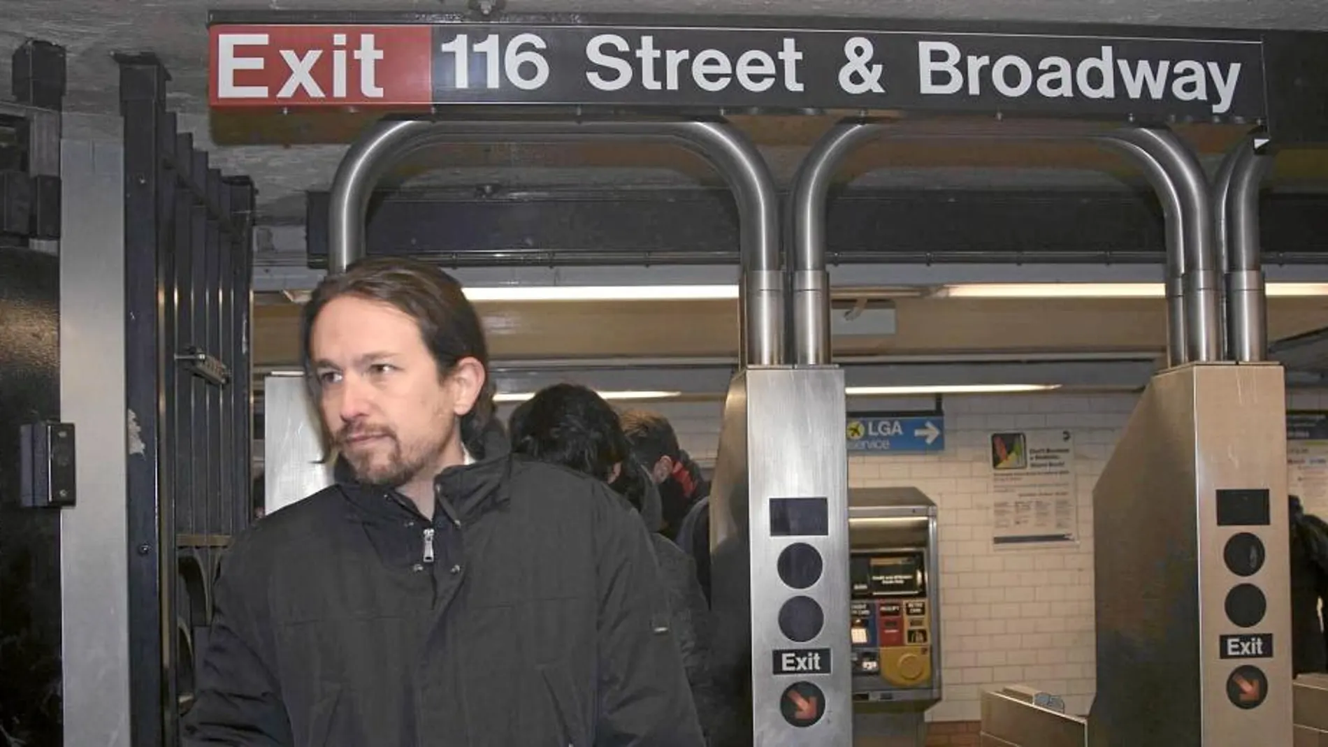 Fiel a su imagen de austeridad, el secretario general de Podemos dio ejemplo desplazándose por Nueva York en metro