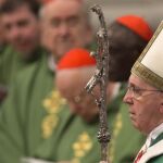 El Papa Francisco llega a la Basílica de san Pedro para celebrar la Eucaristía junto a los nuevos cardenales