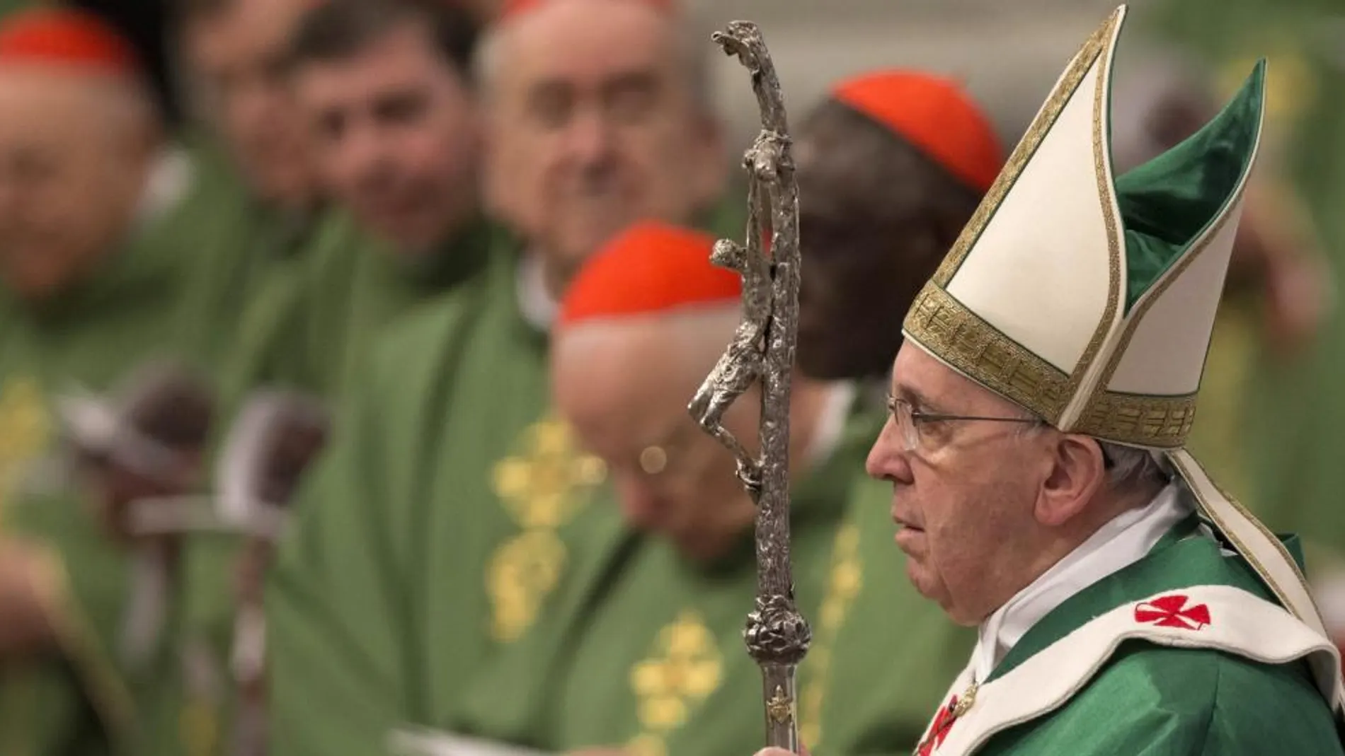 El Papa Francisco llega a la Basílica de san Pedro para celebrar la Eucaristía junto a los nuevos cardenales