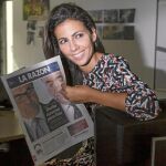 Ana Pastor, en la imagen con un ejemplar de LA RAZÓN, consulta toda la Prensa a diario y asegura que «no me pierdo ni un editorial de Marhuenda».