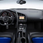 El azul y el negro dominan el interior.