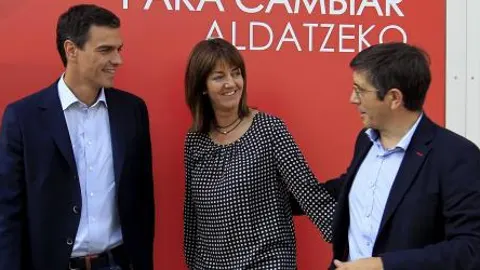 Pedro Sánchez, Idoia Mendia y Patxi López, momentos antes de la inauguración del Congreso extraordinario del PSE-EE.