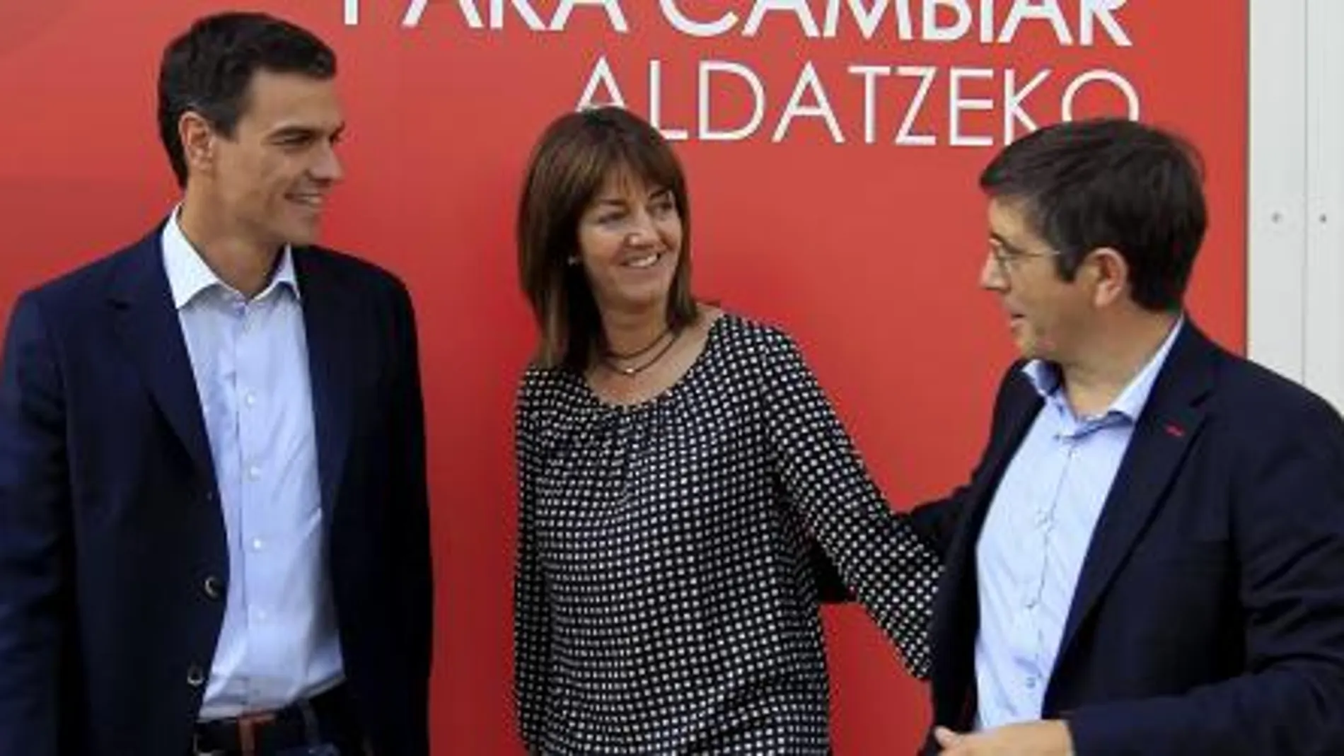 Pedro Sánchez, Idoia Mendia y Patxi López, momentos antes de la inauguración del Congreso extraordinario del PSE-EE.