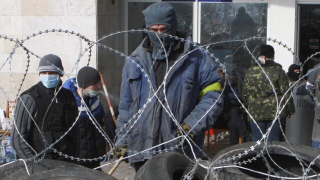 Manifestantes prorrusos levantan una barricada frente a un edificio ocupado de la administración regional en Donetsk (Ucrania).