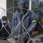 Manifestantes prorrusos levantan una barricada frente a un edificio ocupado de la administración regional en Donetsk (Ucrania).