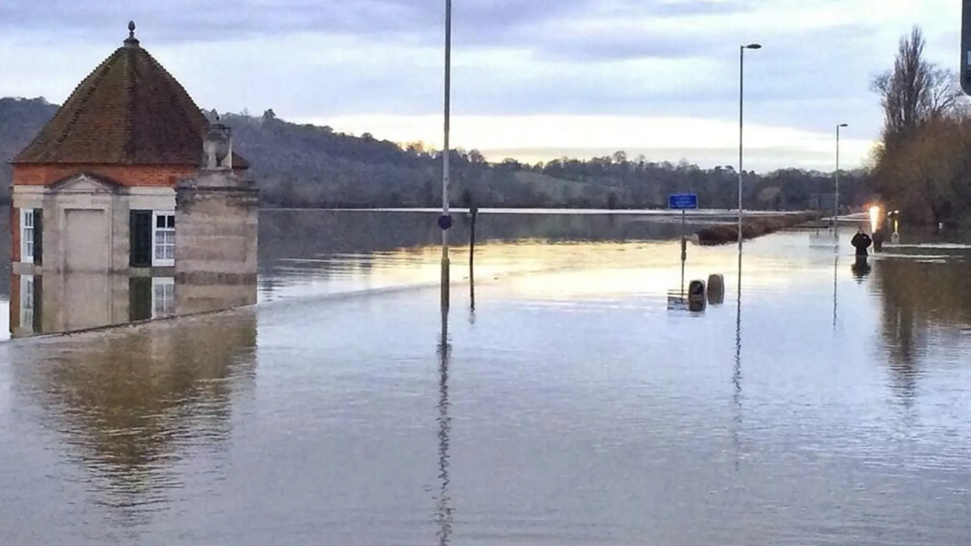 Fotografía facilitada por el Departamento de Policía de Surrey Roads que muestra el nivel de las aguas del río Támesis, en Egham, cerca de Londres (Reino Unido).