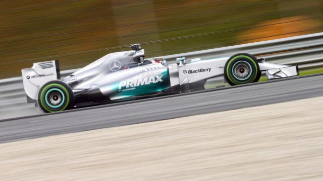 Lewis Hamilton de Mercedes AMG durante la calificación en Sepang