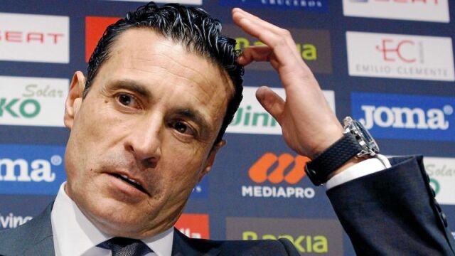 El presidente del Valencia CF, Amadeo Salvo, ayer durante su comparecencia en una rueda de prensa de urgencia