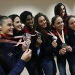 Las jugadoras de la selección femenina de balonmano posan a su llegada hoy al aeropuerto Adolfo Suárez-Madrid Barajas