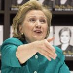 Hillary Clinton firma ejemplares de su libro "Hard Choices"en unos grandes almacenes en Arlington, Virginia.